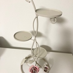 アンティーク風アクセサリー置き　金属製の画像