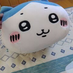 ハチワレちゃん寝そべりぬいぐるみの画像