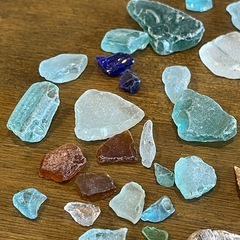 シーグラス、小さな貝殻の画像