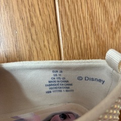 ビーチバッグ、ストローハット、洋服、靴のセットの画像