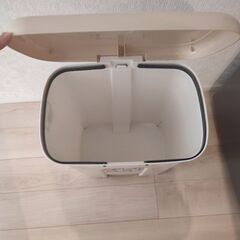 48Lのゴミ箱を差し上げます。掃除済みで、すぐにお持ち帰りいただけます。の画像