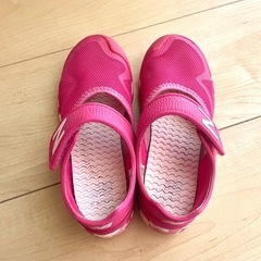 New Balance ピンク サンダル　19cm メッシュ　ニューバランスの画像