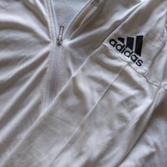adidasフロントジップ薄手パーカーの画像