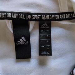 adidasフロントジップ薄手パーカーの画像