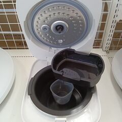 リユースのサカイ栃木店★ジモティ割あり★ アイワ・ジャパンマーケティング 自動調理器 JJT-R10A 3合 22年製 動作確認／クリーニング済み TC10035の画像