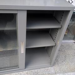 【売切れました！】半額セール中！ スチールキャビネット 収納棚 スチール棚 オフィス 鍵無し 判対応書庫 引違い書庫 ガラス戸 の画像