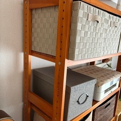 オレンジ色のラックの画像