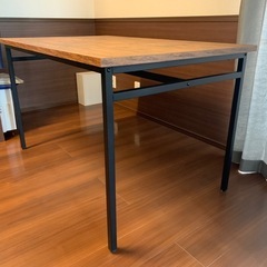 【木目調、アンティーク風】ダイニングテーブルの画像