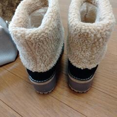 冬物の靴とバックの画像