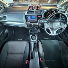  H25年式　フィットハイブリット　Ｌパッケージ ★無限コンプリートカー★　無限セミバケシート　無限フルエアロ＆ＬＥＤフォグ　無限マフラー　無限３連メーター　無限ショック＆サス　無限１６インチＡＷ＆無限ローター　無限ＬＥＤバックフォグ　無限シフトノブの画像
