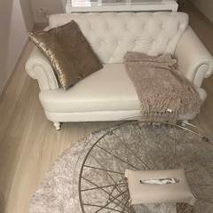 【8/25まで】「Francfranc系のサロンにもピッタリなホワイトレザー調ソファ🛋️✨ 新品価格6〜7万相当（参考価格）ものを、引き取り価格でお譲りします💐の画像