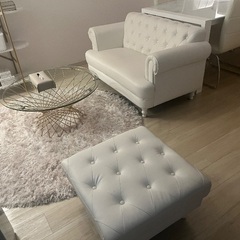 【8/25まで】「Francfranc系のサロンにもピッタリなホワイトレザー調ソファ🛋️✨ 新品価格6〜7万相当（参考価格）ものを、引き取り価格でお譲りします💐の画像