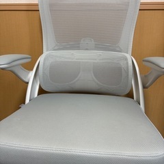 使用してから2週間の白オフィスチェアの画像