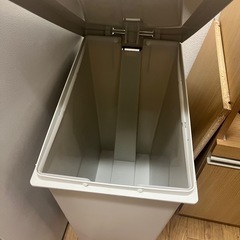 ペダル式ゴミ箱
の画像