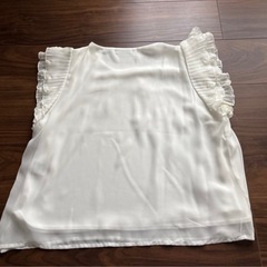 LAYENUEフリル付きブラウスLサイズ未使用の画像