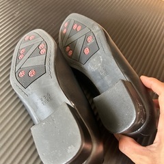 4E  ラクチンローパンプス  23.5cm
の画像
