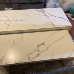 大理石柄の木製二段テーブルの画像