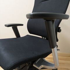 【中古】イトーキ スピーナ オフィスチェア 背クロスハンガー付 可動肘付 樹脂脚 日本製の画像