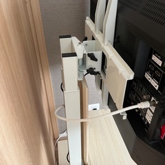 AQUOS32テレビとテレビ台付きの画像