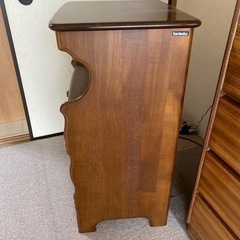 カリモクコンセント付き棚の画像