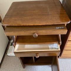カリモクコンセント付き棚の画像