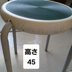 イス　200円　高さ45 　直径31の画像