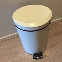 金属蓋付き ゴミ箱の画像