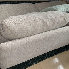 IKEAの２人掛けソファ グレーとベージュの画像