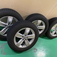 【美品】フォルクスワーゲン　純正　スタッドレスタイヤ、ホイール４本セット17インチ
　の画像