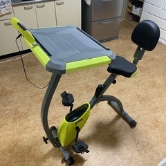 テーブル&ドリンクホルダ付の折り畳みフィットネスバイクの画像