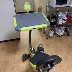 テーブル&ドリンクホルダ付の折り畳みフィットネスバイクの画像