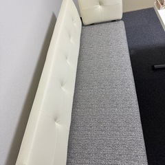 テーブル1個、ソファー2個の画像