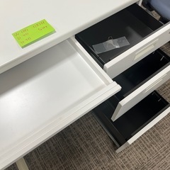 鍵付き　オフィス机　の画像