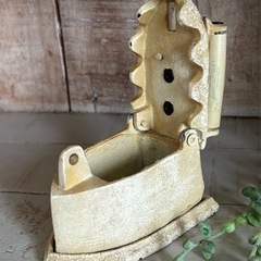 ヴィンテージ アイロン 風小物入れ　置物　ガーデニング　シャビー　オフホワイトの画像
