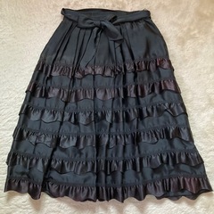 白ブラウスと「訳あり」
黒フレアースカート2点の画像