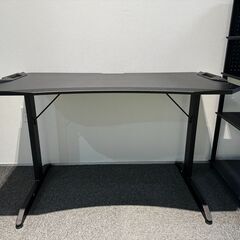 【ゲーミングデスク】ニトリで購入した作業用デスク【１年ほど利用で多少の使用感あり】の画像