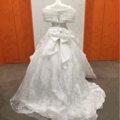 ほぼフルセット② 海外挙式・二次会に　ウエディングドレス(ドレス、パニエ、ベール、ティアラ、グローブ、コサージュ、インナー)
の画像
