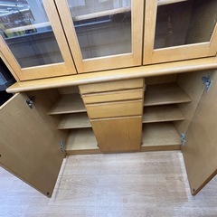 【値下げしました】☆ドリーム荒牧店☆☆ジモティー割引有☆ カリモク/3枚扉食器棚/NAの画像