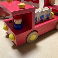 消防の車と消防士の人形の木のおもちゃ　の画像