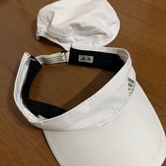 adidasレインキャップの画像