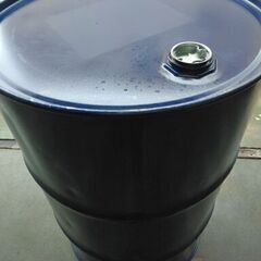 空ドラム缶200Lです。室内保管なので結構きれいです。画像のとおり大小フタ付です。早く来られる方を優先させてください。の画像