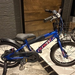 子供用　補助輪付き自転車の画像