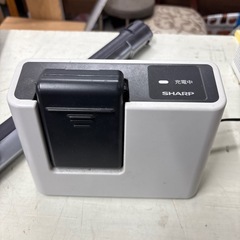 SHARP シャープ コードレス掃除機 バッテリー・充電機付 の画像