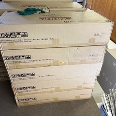 レモダ 木製メールロッカー パーソナルロッカー 4人用 2列2段 上置き・下置き兼用 扉付き 書庫 鍵付き 棚板付き 幅800×奥行397×高さ740mmの画像
