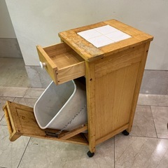 アイリスオーヤマ タイルワゴンペールストッカー 天然木 北欧 サイズ350×400×870 キズ汚れありの画像