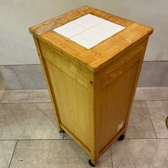 アイリスオーヤマ タイルワゴンペールストッカー 天然木 北欧 サイズ350×400×870 キズ汚れありの画像