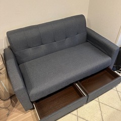 「無料」収納付きの2人掛けのソファですの画像