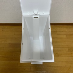 ニトリ ゴミ箱 分別 30L ふた付き ホワイト ペダルペール 30Lの画像