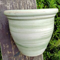 睡蓮鉢の様なデザインの植木鉢　陶器　中古の画像
