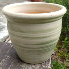 睡蓮鉢の様なデザインの植木鉢　陶器　中古の画像